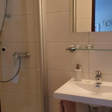 Weinhaus Serwazi-zenzen Mesenich